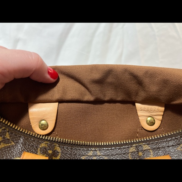 SOLD- Authentic Louis Vuitton Speedy 25 Monogram - Picture 11 of 16
